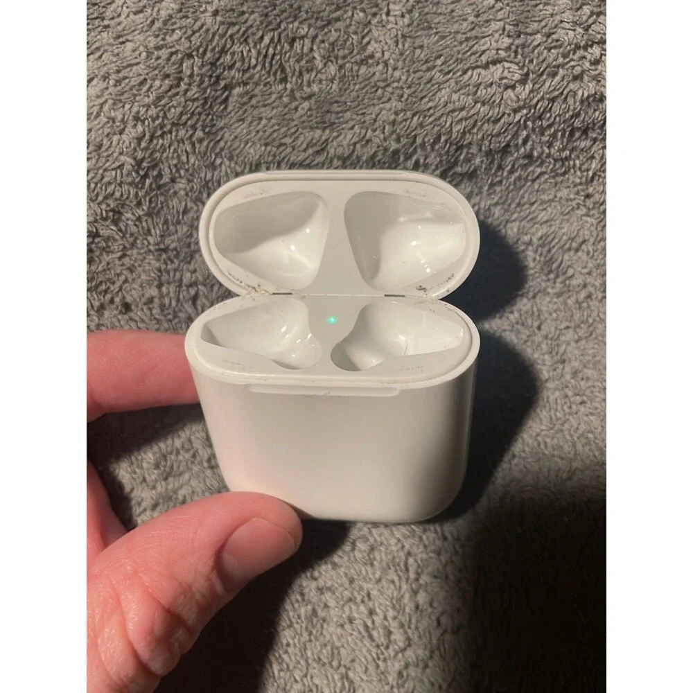 Apple AirPods Charging Case